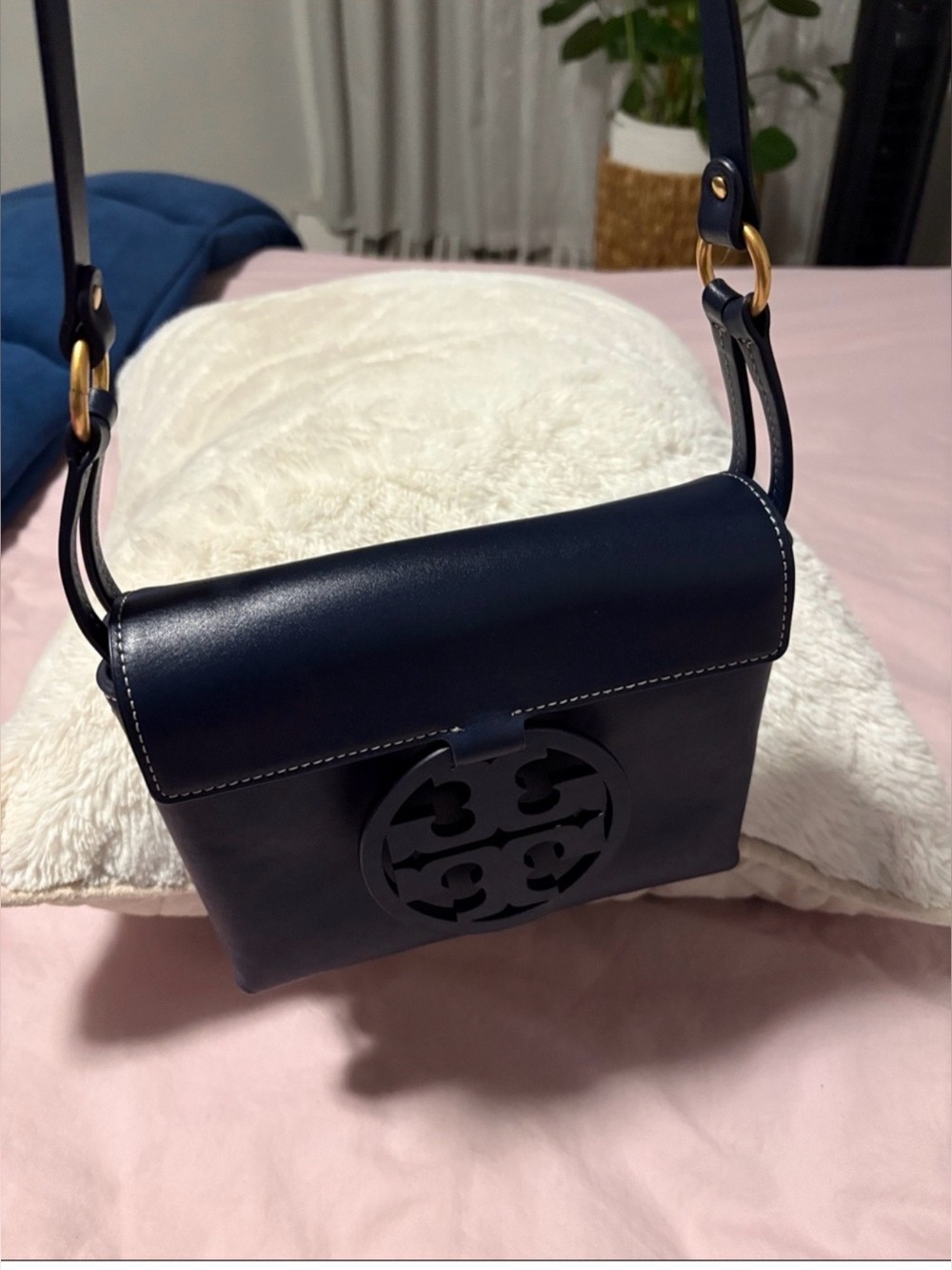 Tory Burch Navy Leather Crossbody with Logo Medallion - Picture 3 of 6